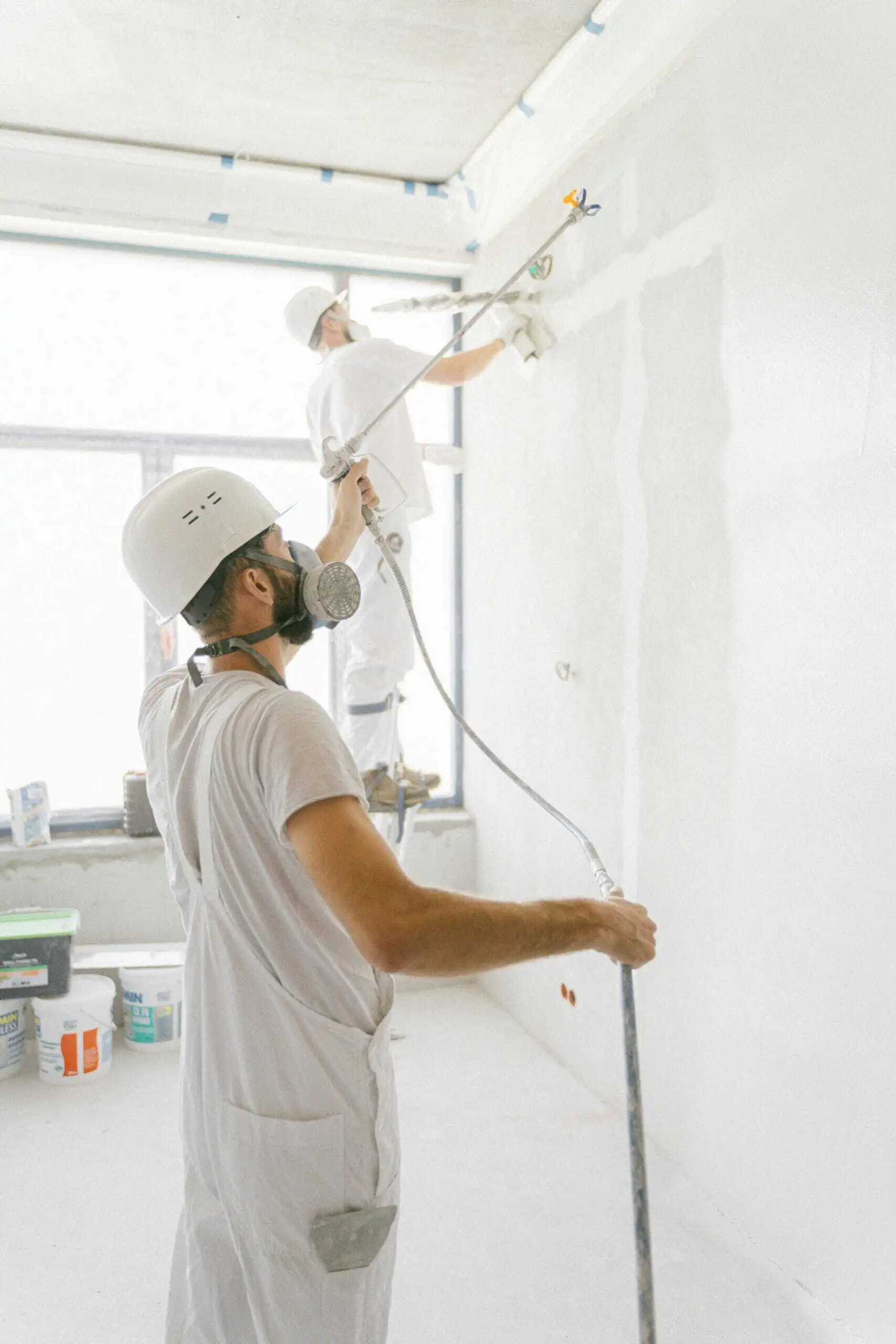 Pintores trabajando en una casa en Mijas