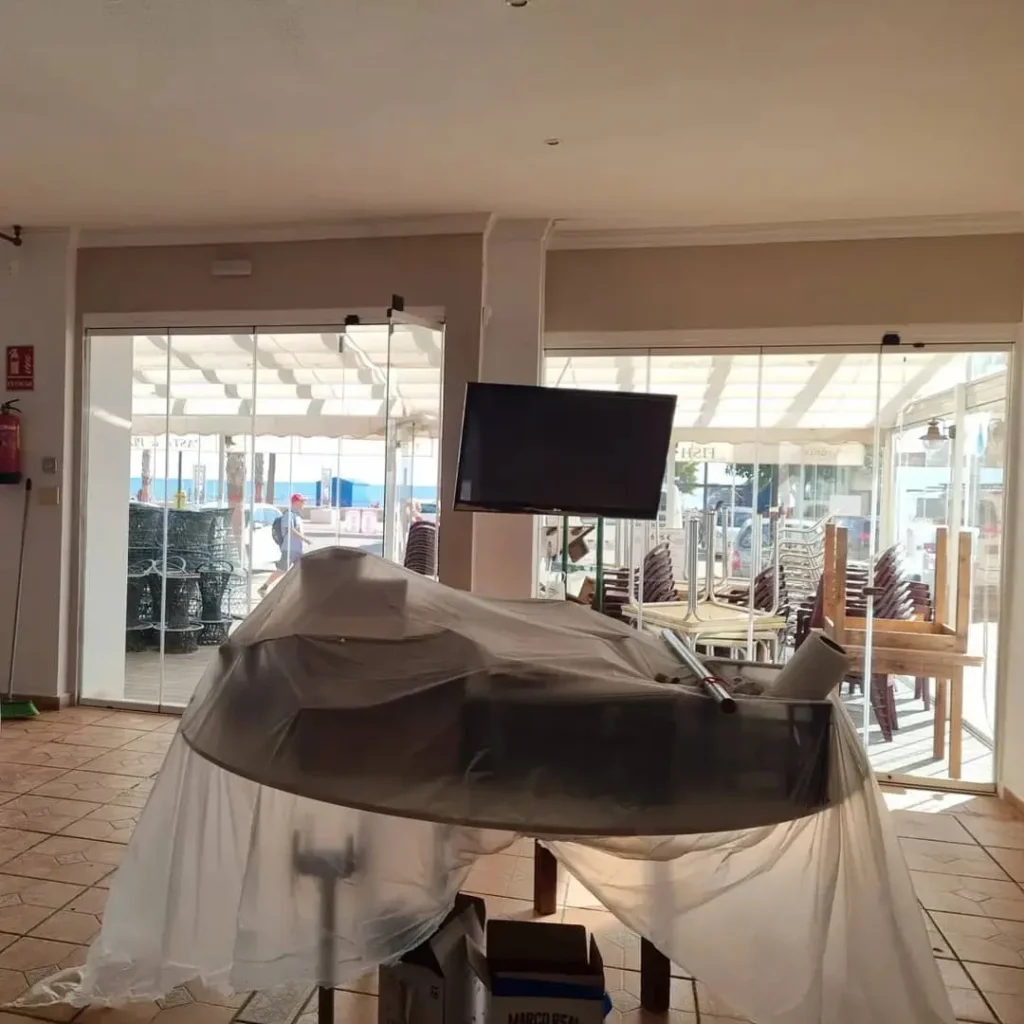 Pintores trabajando en una casa en Alhaurín de la Torre