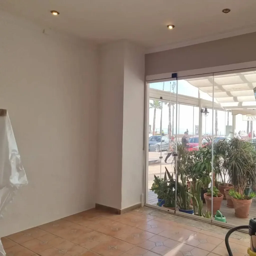Pintores trabajando en una casa en Alhaurín de la Torre