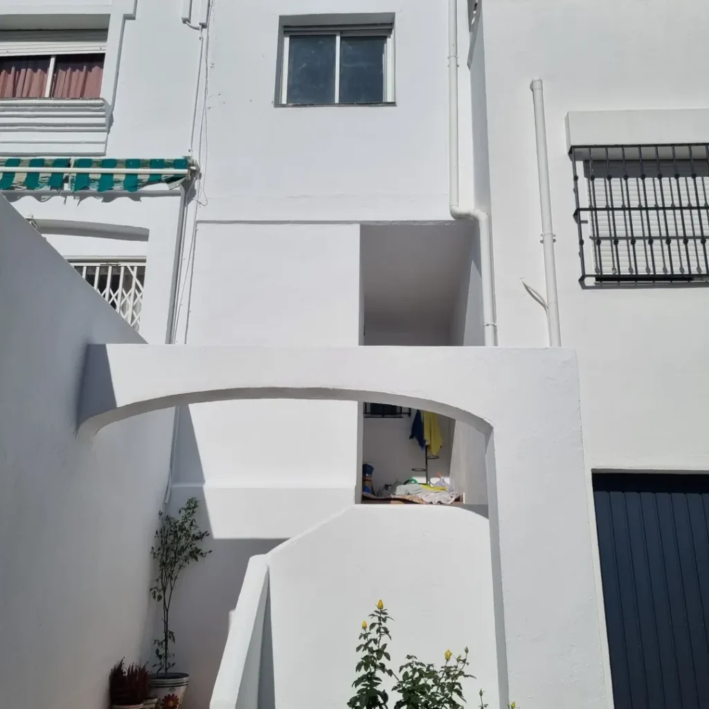 Pintores trabajando en una casa en Mijas