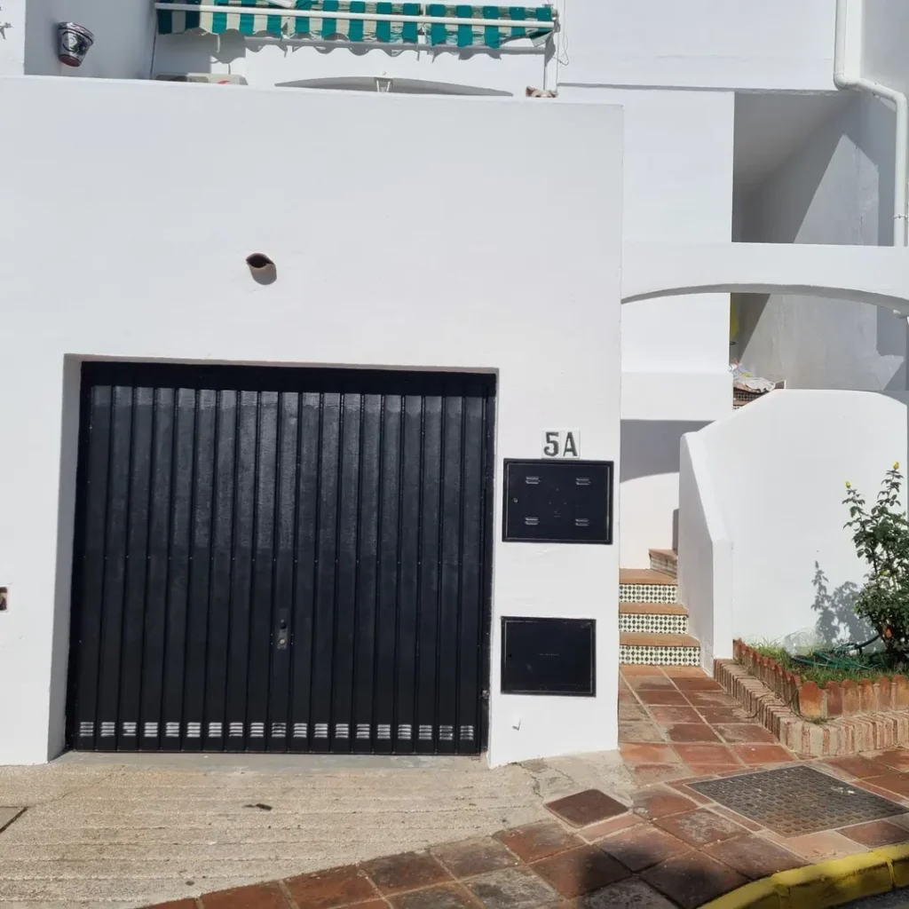 Pintores trabajando en una casa en Mijas