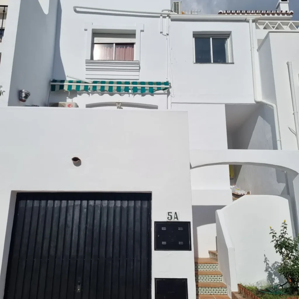 Pintores trabajando en una casa en Mijas
