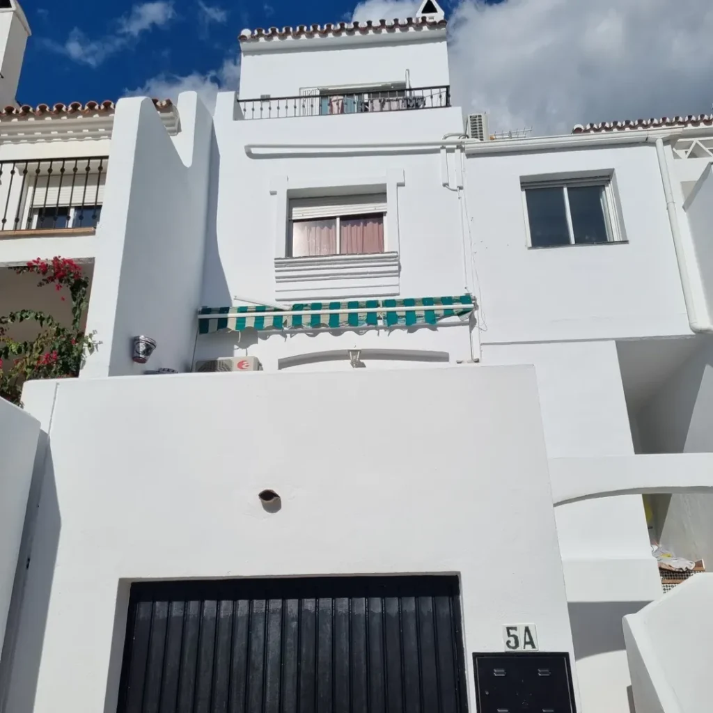 Pintores trabajando en una casa en Mijas